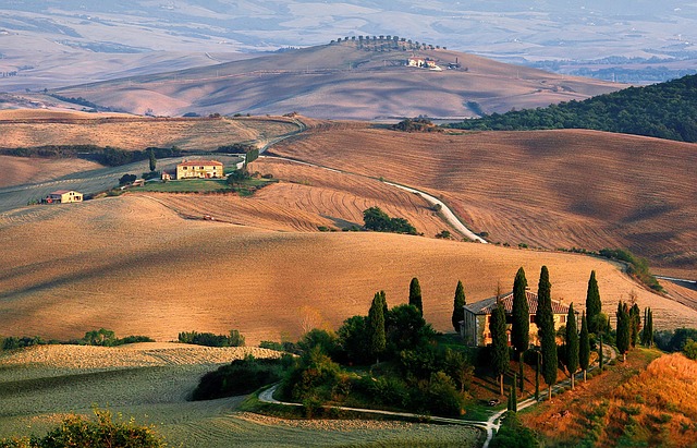 Luxury Wedding Tuscany & Versilia embodies Italian sophistication, where historic villas and exclusive beach clubs create an atmosphere of refined elegance for discerning couples
