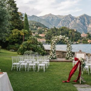 Lakeside garden with floral ceremony setup and panoramic Lake Como view – vow renewal on Lake Como, Italy – Kiss Me Italy