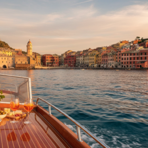 Private boat approaching Portovenere with aperitivo before a tower proposal – boat proposal Liguria – Kiss Me Italy