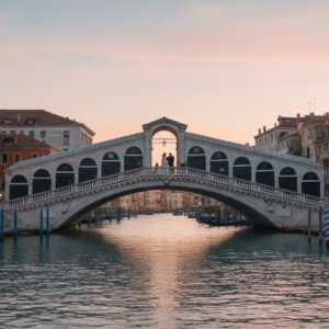 Proposal on the Rialto Bridge in Venice at dawn – rialto bridge proposal venice – Kiss Me Italy